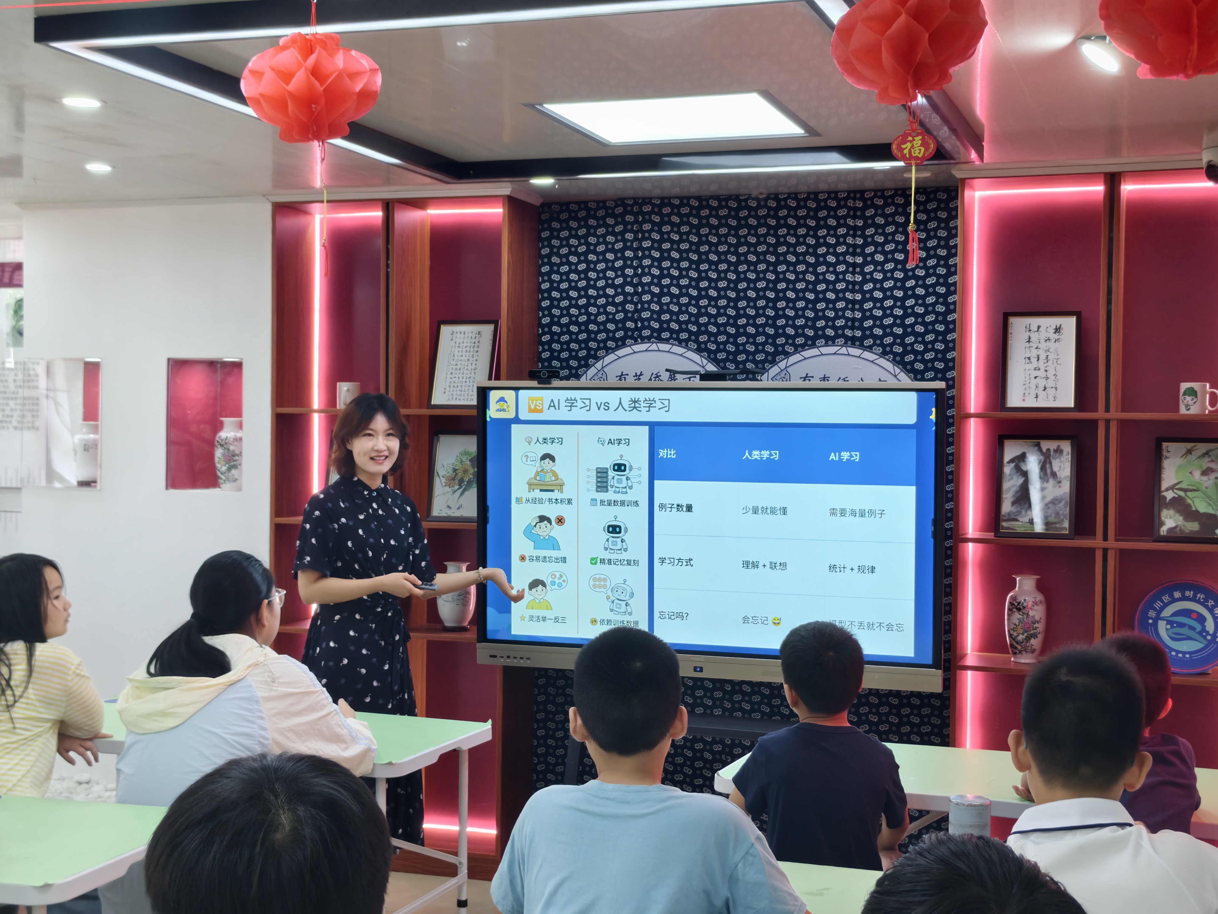 8月3日，崇川区文峰街道厂北社区关工委组织开展了“七彩夏日·趣味AI魔法”科普课堂，带领辖区青少年体验人工智能的科技魅力。（厂北社区关工委）.jpg